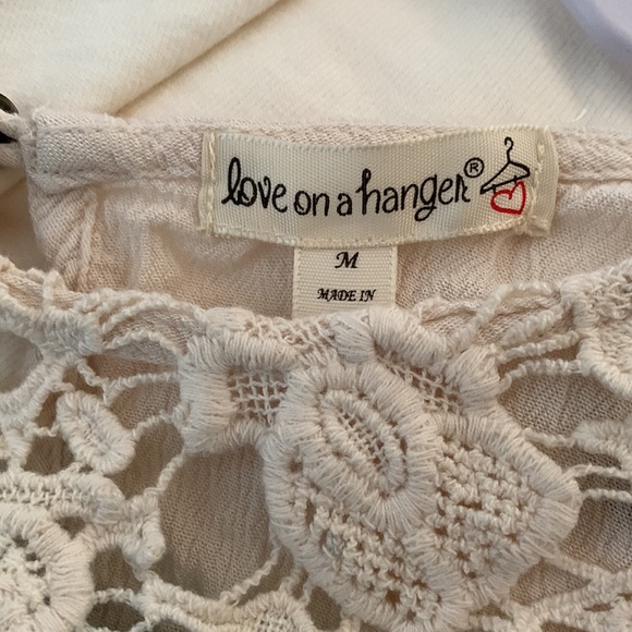 Love on a hanger beautiful detailed shirt - Picture 3 of 3